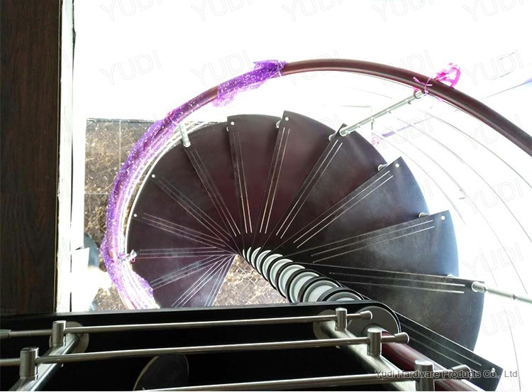御迪橡膠木踏板碳鋼旋轉樓梯案例